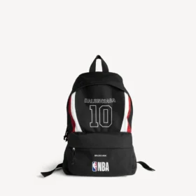 Balenciaga för män | Explorer-ryggsäck i samarbete med NBA i svart/vitt/vermiljonrött Balenciaga för män | Explorer-ryggsäck i samarbete med NBA i svart/vitt/vermiljonrött