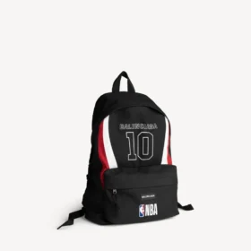 Balenciaga för män | Explorer-ryggsäck i samarbete med NBA i svart/vitt/vermiljonrött Balenciaga för män | Explorer-ryggsäck i samarbete med NBA i svart/vitt/vermiljonrött