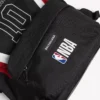 Balenciaga för män | Explorer-ryggsäck i samarbete med NBA i svart/vitt/vermiljonrött Balenciaga för män | Explorer-ryggsäck i samarbete med NBA i svart/vitt/vermiljonrött