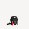 Balenciaga för män | NBA-samarbete: Explorer-axelremsväska i svart/vitt/vermiljonrött Balenciaga för män | NBA-samarbete: Explorer-axelremsväska i svart/vitt/vermiljonrött