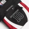 Balenciaga för män | NBA-samarbete: Explorer-axelremsväska i svart/vitt/vermiljonrött Balenciaga för män | NBA-samarbete: Explorer-axelremsväska i svart/vitt/vermiljonrött