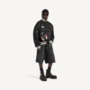 Balenciaga för män | NBA-samarbete: Explorer-axelremsväska i svart/vitt/vermiljonrött Balenciaga för män | NBA-samarbete: Explorer-axelremsväska i svart/vitt/vermiljonrött