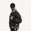 Balenciaga för män | NBA-samarbete: Explorer-axelremsväska i svart/vitt/vermiljonrött Balenciaga för män | NBA-samarbete: Explorer-axelremsväska i svart/vitt/vermiljonrött