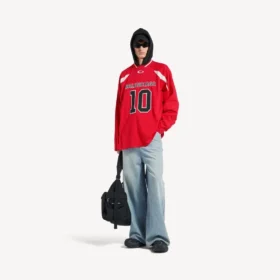 Balenciaga för män | NBA-samarbete: oversized långärmad T-shirt i rött/flerfärgat Balenciaga för män | NBA-samarbete: oversized långärmad T-shirt i rött/flerfärgat
