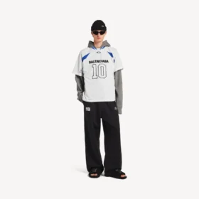 Balenciaga för män | Oversized T-shirt i samarbete med NBA i vitt/flerfärgat Balenciaga för män | Oversized T-shirt i samarbete med NBA i vitt/flerfärgat