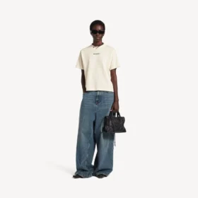 Balenciaga-T-shirt för dam med medium passform och motiv på ryggen i färgen kräm