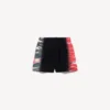 Bermudashorts för män i svart med extrem tie-dye-mönster och normal passform