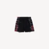 Bermudashorts för män i svart med extrem tie-dye-mönster och normal passform
