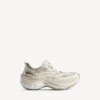 Dam-sneaker i färgen ”jet” i äggskalsfärg