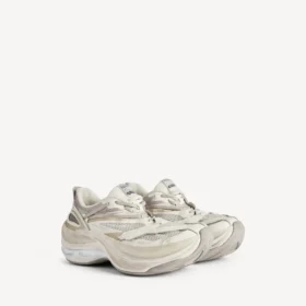 Dam-sneaker i färgen ”jet” i äggskalsfärg