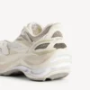 Dam-sneaker i färgen ”jet” i äggskalsfärg