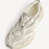 Dam-sneaker i färgen ”jet” i äggskalsfärg