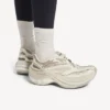 Dam-sneaker i färgen ”jet” i äggskalsfärg