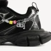 Dam-sneaker i storlek 3XL med berlocker i svart/silver Dam-sneaker i storlek 3XL med berlocker i svart/silver