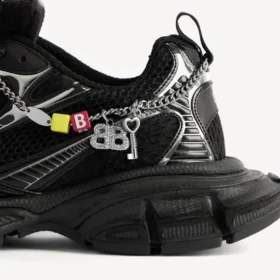 Dam-sneaker i storlek 3XL med berlocker i svart/silver