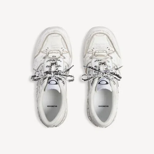 Dam-sneakers av modellen Hamptons i vit färg med medium slitageeffekt Dam-sneakers av modellen Hamptons i vit färg med medium slitageeffekt