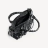 Damväska Le City, liten, med stora nitar och strass i svart Damväska Le City, liten, med stora nitar och strass i svart