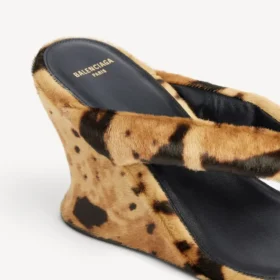 Gaeta-tångsandal med kilklack för damer i leopardmönster