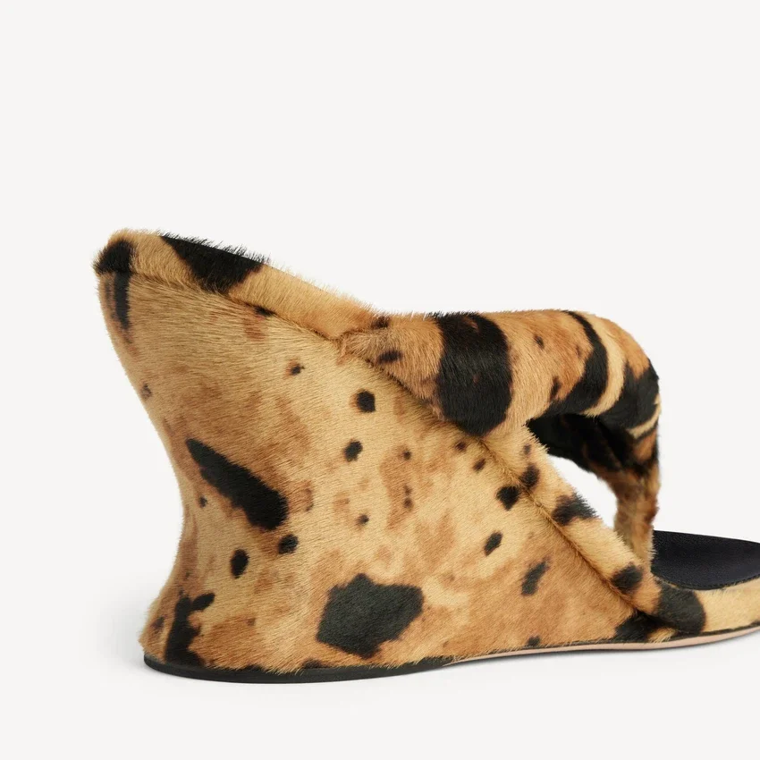 Gaeta-tångsandal med kilklack för damer i leopardmönster Gaeta-tångsandal med kilklack för damer i leopardmönster