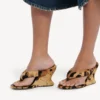 Gaeta-tångsandal med kilklack för damer i leopardmönster Gaeta-tångsandal med kilklack för damer i leopardmönster