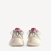 Dam-sneakers av modellen Hamptons i medium slitet utförande i benvitt/rött