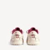Dam-sneakers av modellen Hamptons i medium slitet utförande i benvitt/rött
