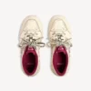 Dam-sneakers av modellen Hamptons i medium slitet utförande i benvitt/rött