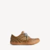 Hamptons-sneakers för män i kamelfärg med medelhög slitageeffekt Hamptons-sneakers för män i kamelfärg med medelhög slitageeffekt