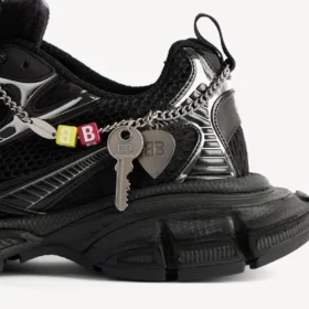 Herr-sneaker i storlek 3XL med berlocker i svart/silver