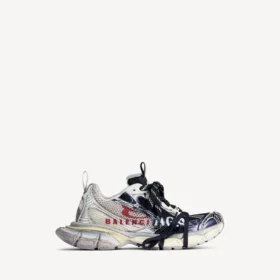 Herr-sneaker i storlek 3XL med delad logotyp i färgerna äggskal/röd/marinblå