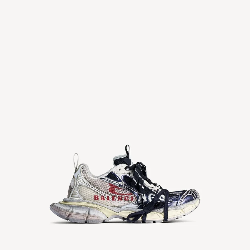 Herr-sneaker i storlek 3XL med delad logotyp i färgerna äggskal/röd/marinblå Herr-sneaker i storlek 3XL med delad logotyp i färgerna äggskal/röd/marinblå
