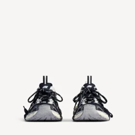 Herr-sneaker i storlek 3XL med delad logotyp i färgerna äggskal/röd/marinblå