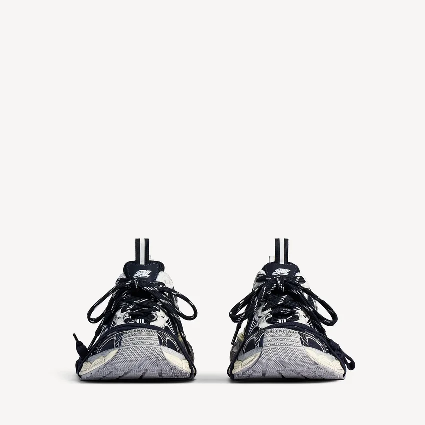 Herr-sneaker i storlek 3XL med delad logotyp i färgerna äggskal/röd/marinblå Herr-sneaker i storlek 3XL med delad logotyp i färgerna äggskal/röd/marinblå
