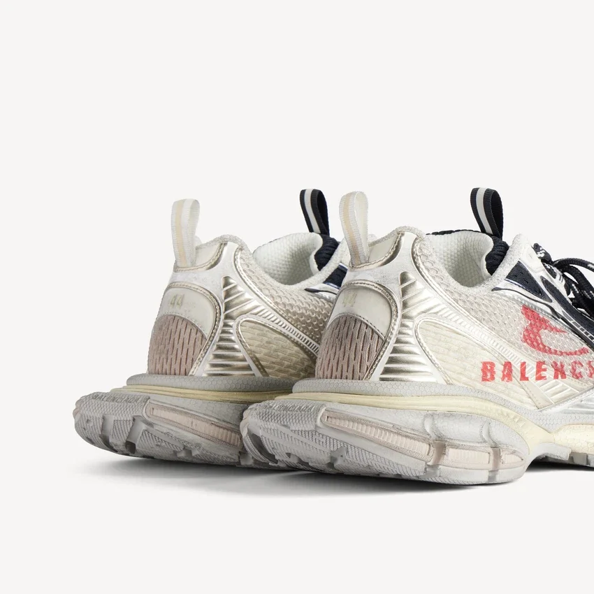 Herr-sneaker i storlek 3XL med delad logotyp i färgerna äggskal/röd/marinblå Herr-sneaker i storlek 3XL med delad logotyp i färgerna äggskal/röd/marinblå
