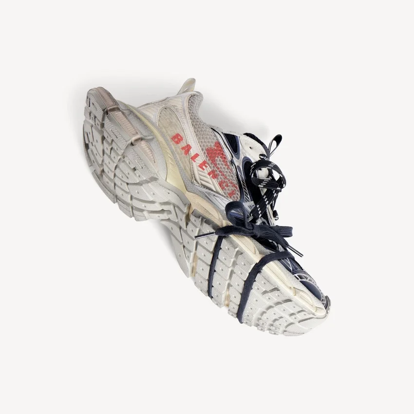 Herr-sneaker i storlek 3XL med delad logotyp i färgerna äggskal/röd/marinblå Herr-sneaker i storlek 3XL med delad logotyp i färgerna äggskal/röd/marinblå