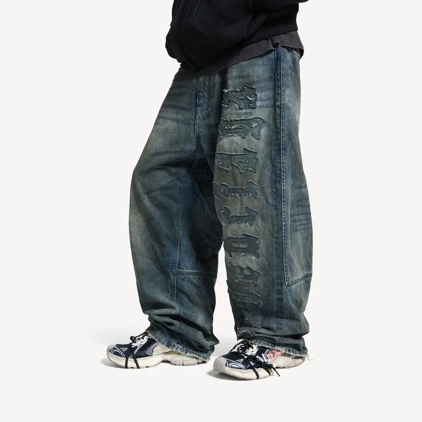 Herr-sneaker i storlek 3XL med delad logotyp i färgerna äggskal/röd/marinblå Herr-sneaker i storlek 3XL med delad logotyp i färgerna äggskal/röd/marinblå