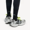 Herr-sneaker i storlek 3XL med korsade snören i grått/neongult Herr-sneaker i storlek 3XL med korsade snören i grått/neongult