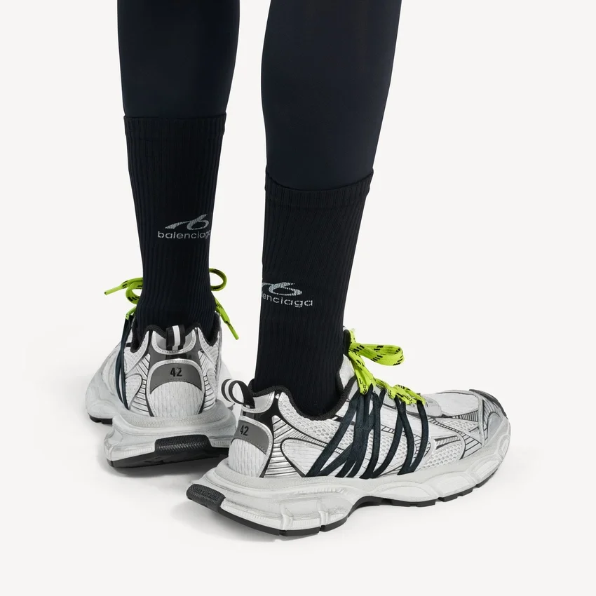 Herr-sneaker i storlek 3XL med korsade snören i grått/neongult Herr-sneaker i storlek 3XL med korsade snören i grått/neongult