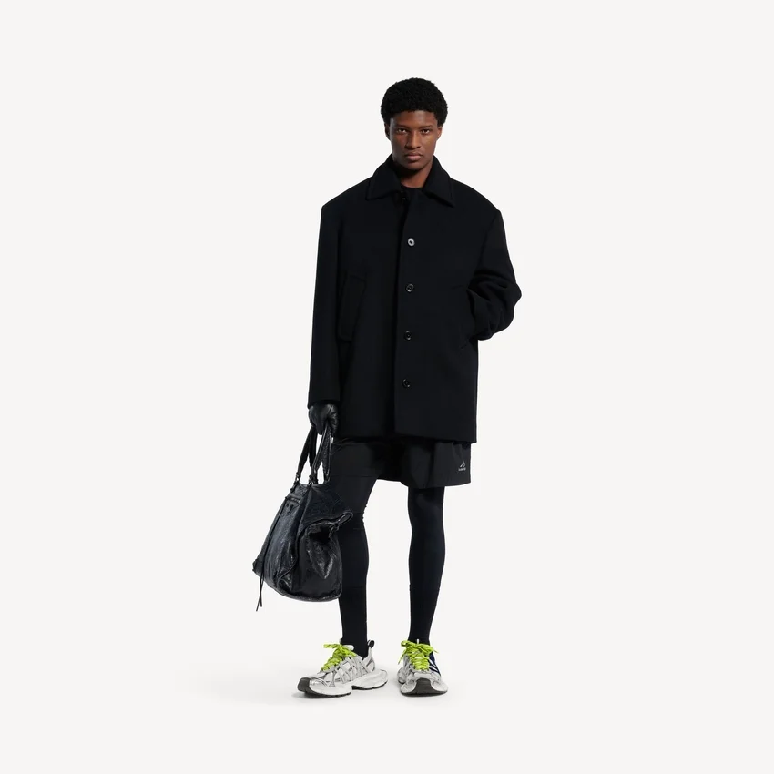 Herr-sneaker i storlek 3XL med korsade snören i grått/neongult Herr-sneaker i storlek 3XL med korsade snören i grått/neongult