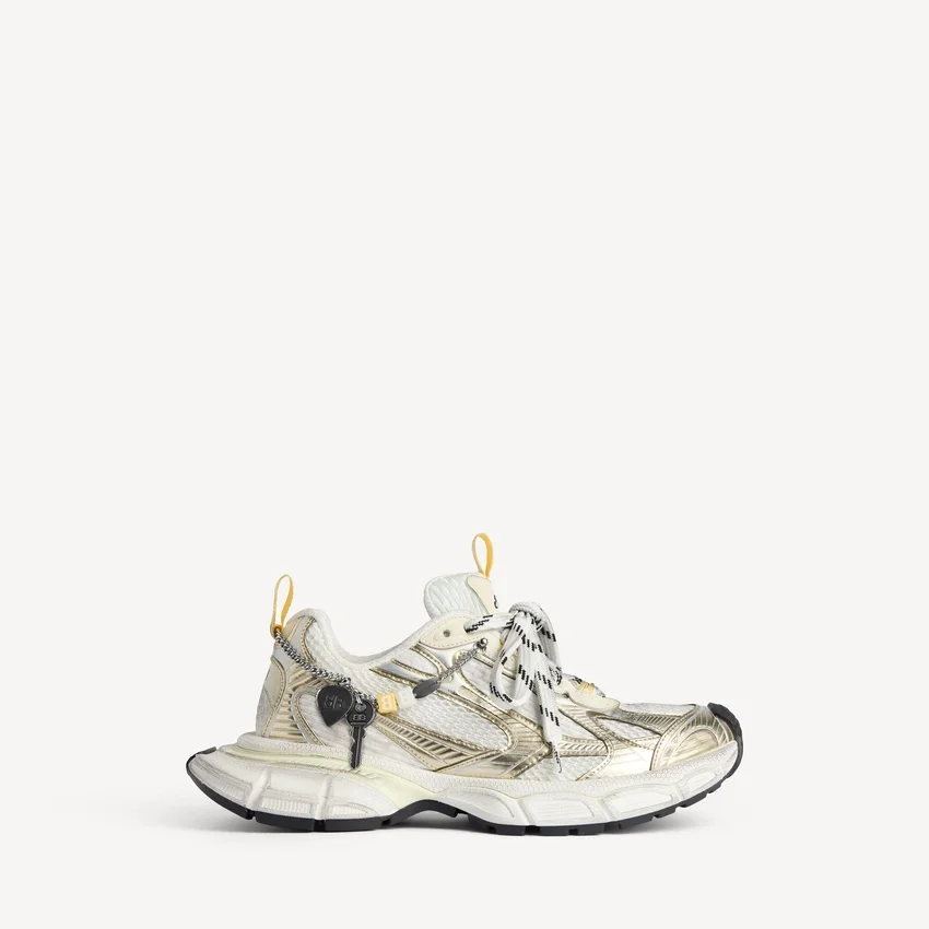Herr-Sneakers i storlek 3XL med berlocker i vitt/gult/silver/svart Herr-Sneakers i storlek 3XL med berlocker i vitt/gult/silver/svart