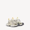 Herr-Sneakers i storlek 3XL med berlocker i vitt/gult/silver/svart Herr-Sneakers i storlek 3XL med berlocker i vitt/gult/silver/svart