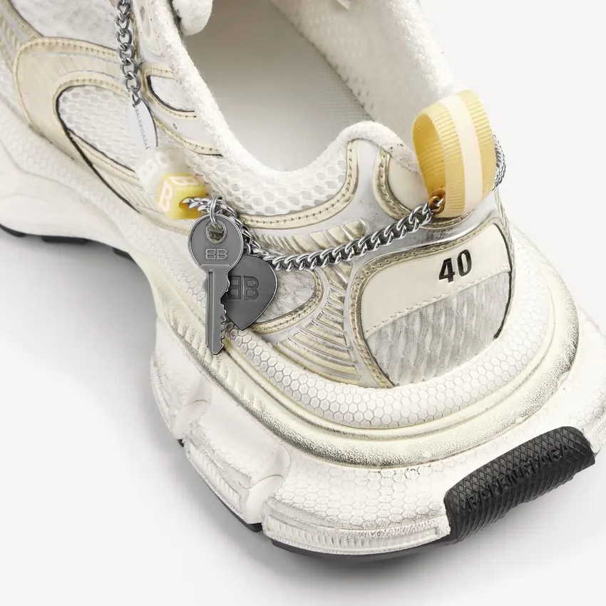 Herr-Sneakers i storlek 3XL med berlocker i vitt/gult/silver/svart Herr-Sneakers i storlek 3XL med berlocker i vitt/gult/silver/svart