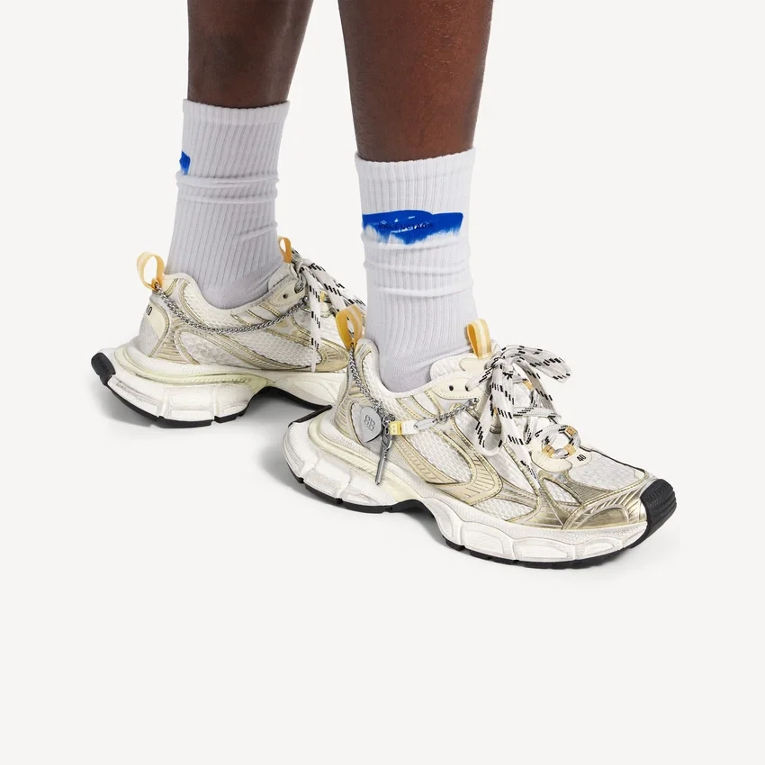 Herr-Sneakers i storlek 3XL med berlocker i vitt/gult/silver/svart Herr-Sneakers i storlek 3XL med berlocker i vitt/gult/silver/svart