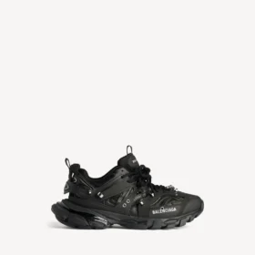 Herr-sneakers i svart med piercingar