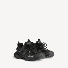 Herr-sneakers i svart med piercingar