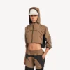 Kort jacka i techwear-stil för damer i kamelfärg