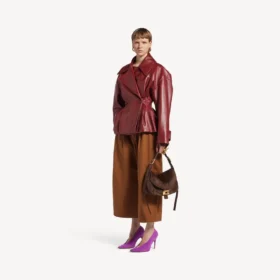 Kort trenchcoat med veck för damer i vinrött