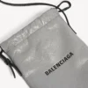 Shoppare för herrar med mobilficka i Balenciaga-grått