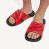 Sportig pool-sandal för herr i svart/rött Sportig pool-sandal för herr i svart/rött