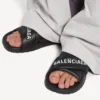 Sportiga pool-sandaler för män i svart/vitt Sportiga pool-sandaler för män i svart/vitt